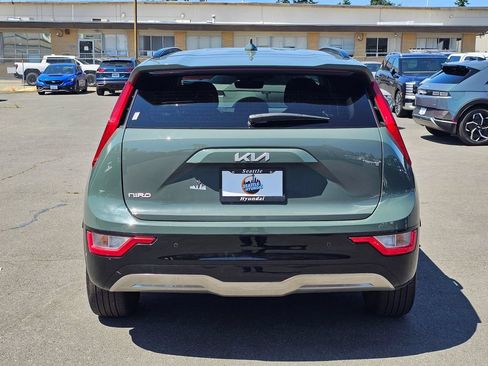 Used 2024 Kia Niro Wind w/ Wind Preserve Package FWD image 3