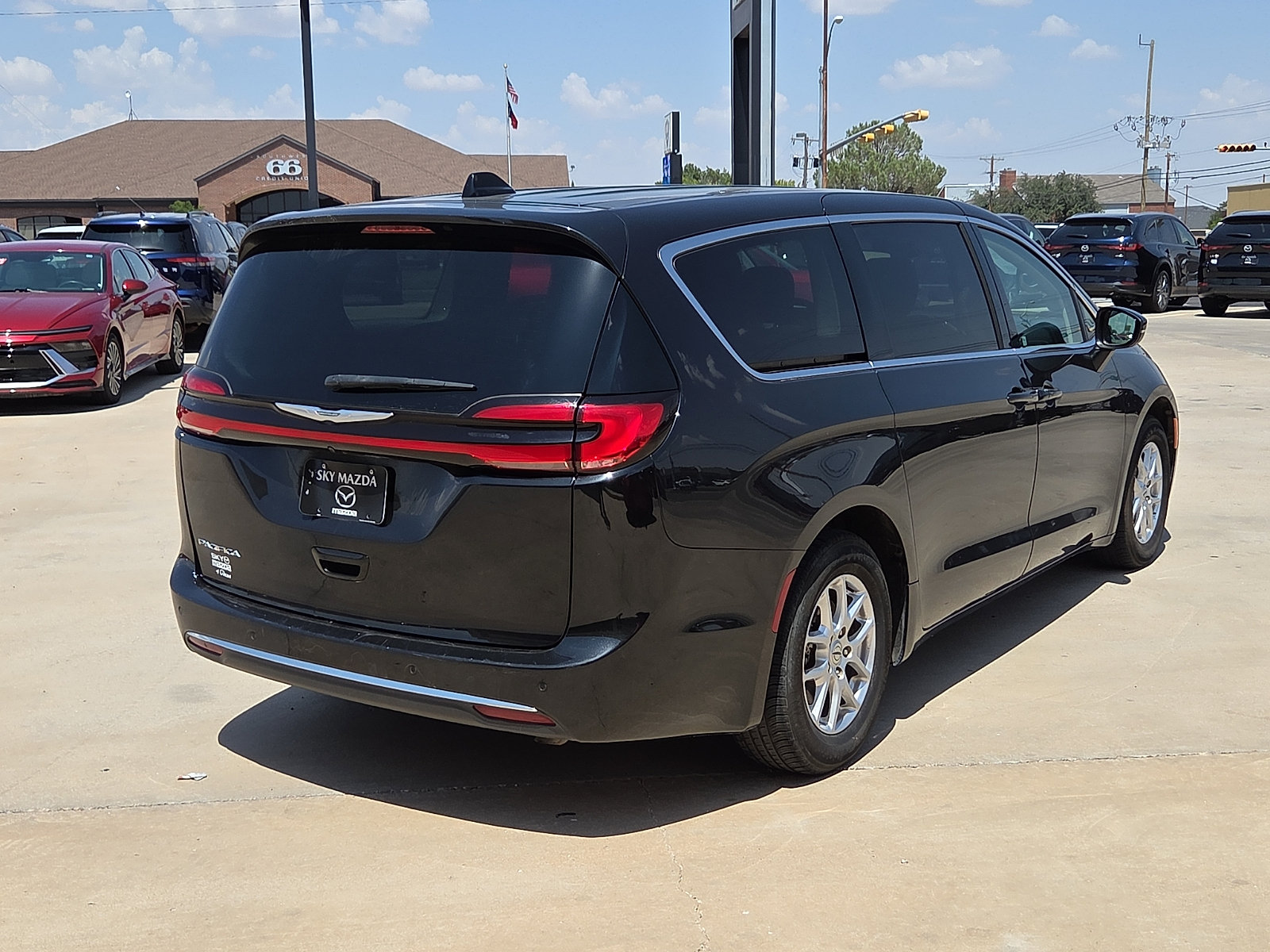 Used 2023 Chrysler Pacifica Touring-L FWD image 5