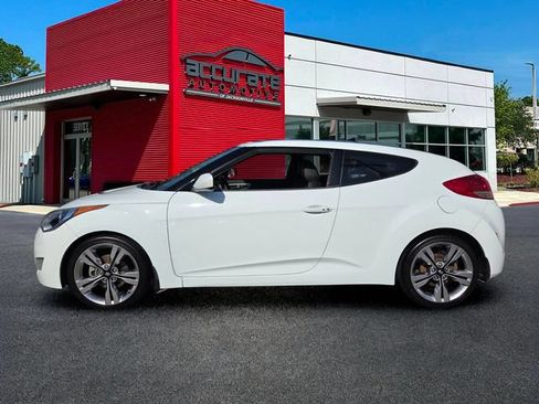 Used 2013 Hyundai Veloster w/ Tech Pkg FWD image 2
