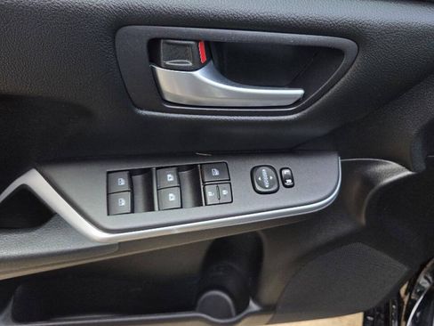 Used 2016 Toyota Camry SE w/ Moonroof Package FWD image 9