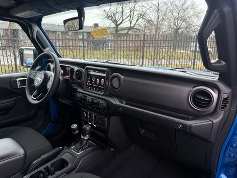 Used 2023 Jeep Gladiator Sport image 12