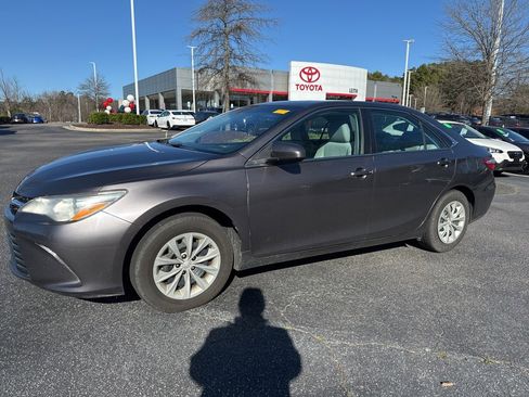 Used 2016 Toyota Camry LE image 2