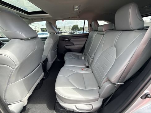Used 2021 Toyota Highlander XLE FWD image 25