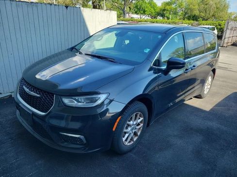 Used 2023 Chrysler Pacifica Touring-L image 2