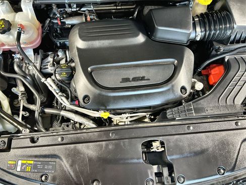 Used 2024 Chrysler Pacifica Touring-L image 17