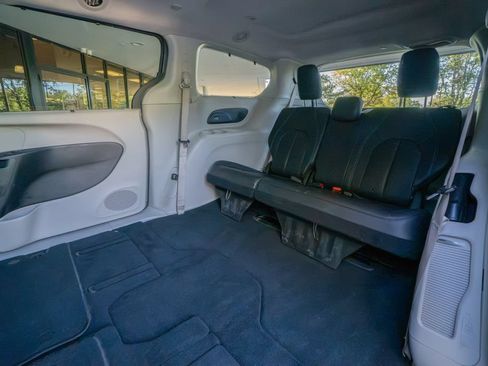 Used 2021 Chrysler Pacifica Touring-L w/ Uconnect Theater Family Group FWD image 16