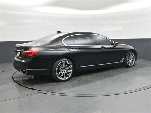 Used 2019 BMW 740i w/ Executive Package image 3