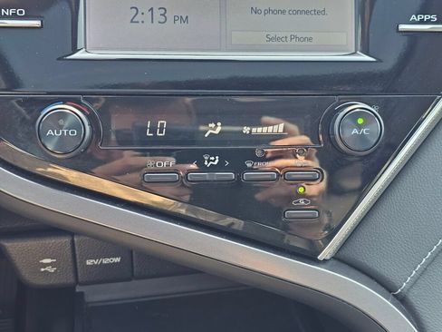Used 2018 Toyota Camry SE w/ Moonroof Package FWD image 16