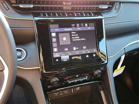 Certified 2024 Jeep Grand Cherokee Laredo w/ Trailer Tow Package image 16