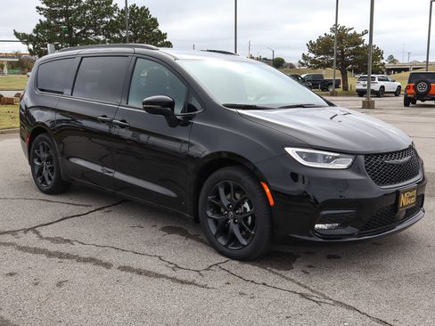 New 2026 Chrysler Pacifica Select image 4
