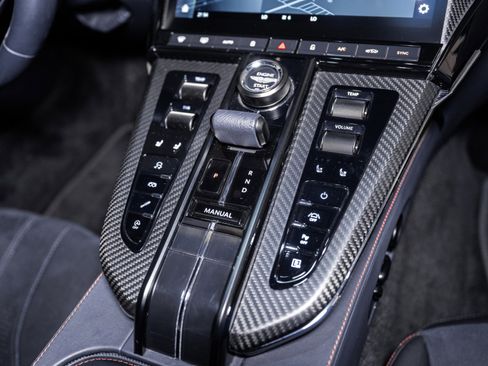 Used 2025 Aston Martin V8 Vantage Coupe image 29