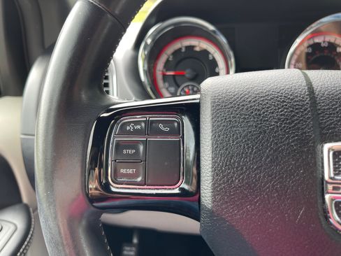 Used 2019 Dodge Grand Caravan SXT image 19