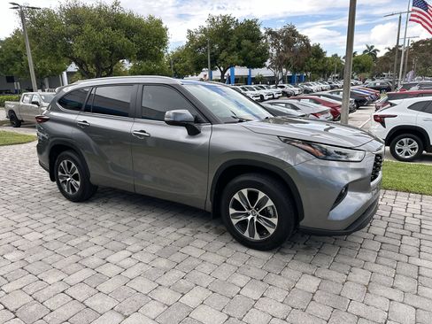 Used 2025 Toyota Highlander XLE FWD image 2