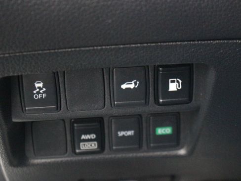 Used 2018 Nissan Rogue SV image 32