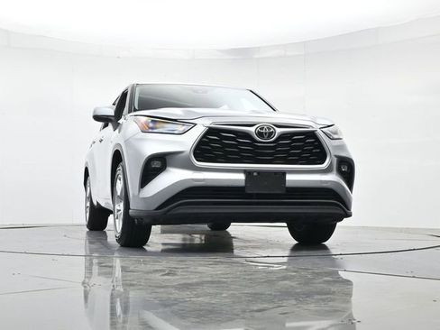 Used 2024 Toyota Highlander LE FWD image 35