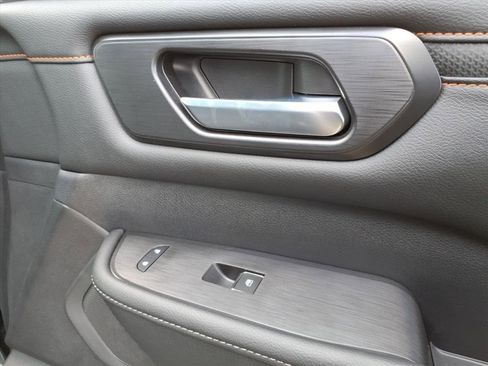 Used 2025 Nissan Armada PRO-4X w/ Pro-4X Premium Package image 9