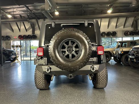 Used 2017 Jeep Wrangler Unlimited Rubicon w/ Connectivity Group image 10