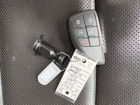 Used 2024 GMC Yukon XL Denali image 6