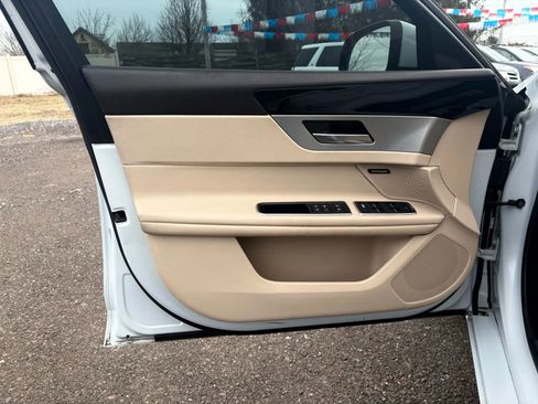 Used 2016 Jaguar XF Premium image 10