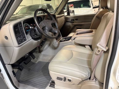 Used 2006 GMC Sierra 2500 SLT w/ Heavy-Duty Power Package AWD/4WD image 2