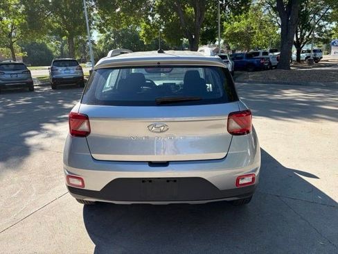 Used 2024 Hyundai Venue SEL FWD image 4