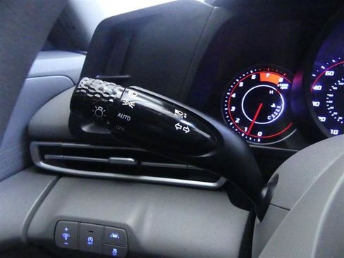 Used 2021 Hyundai Elantra SE image 16