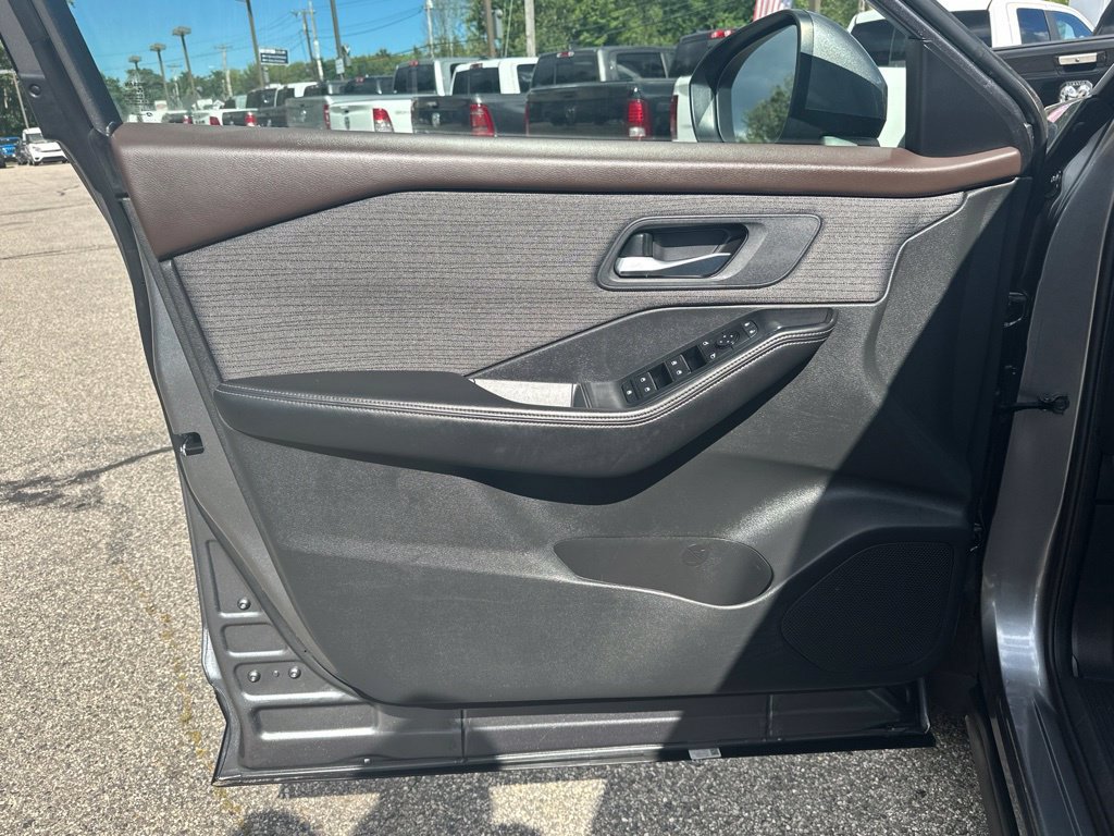 Used 2023 Nissan Rogue SV AWD/4WD image 13