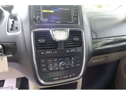 Used 2016 Chrysler Town & Country Touring w/ Driver Convenience Group FWD image 15