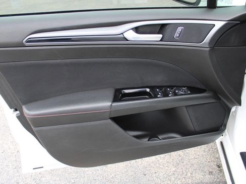 Used 2015 Ford Fusion SE w/ Equipment Group 201A FWD image 17