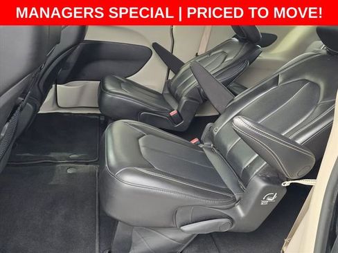 Used 2023 Chrysler Pacifica Touring-L image 14