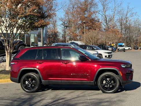 Certified 2024 Jeep Grand Cherokee Altitude image 5