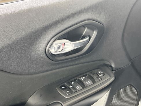 Used 2022 Jeep Cherokee Trailhawk AWD/4WD image 17