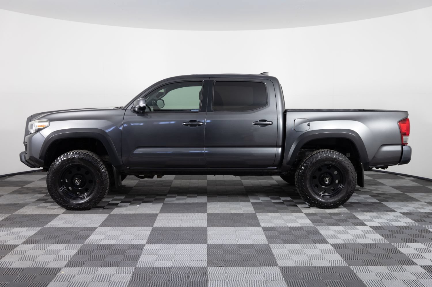 Used 2017 Toyota Tacoma TRD Off-Road w/ Premium & Technology Package AWD/4WD image 3