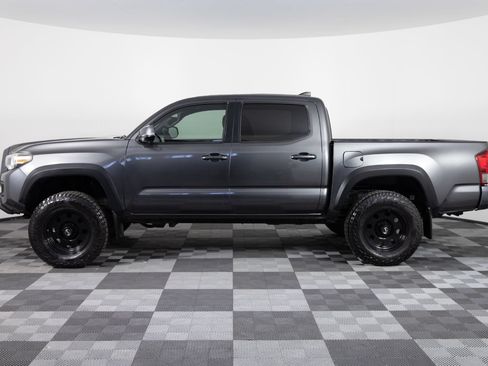 Used 2017 Toyota Tacoma TRD Off-Road w/ Premium & Technology Package AWD/4WD image 3