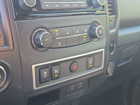Used 2022 Nissan Titan S image 33