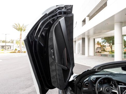 Used 2026 McLaren 750S Spider RWD image 27