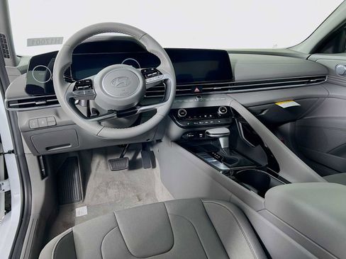 Used 2025 Hyundai Elantra SEL w/ Cargo Package image 6