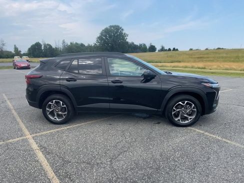 Used 2024 Chevrolet Trax LT FWD image 9
