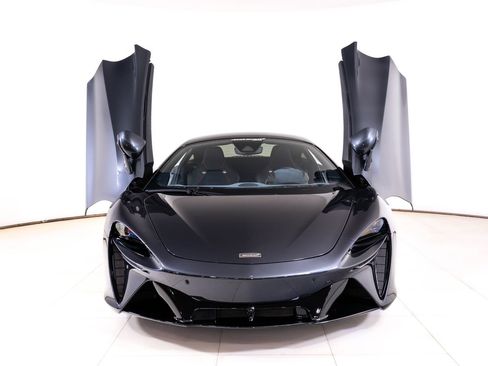 Used 2025 McLaren Artura RWD image 9