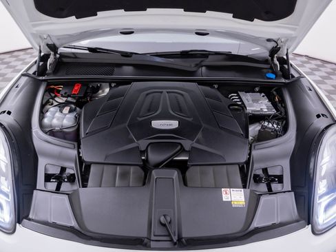 Certified 2023 Porsche Cayenne Platinum Edition image 32