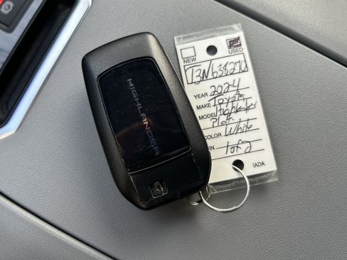 Used 2024 Toyota Highlander Platinum AWD/4WD image 40