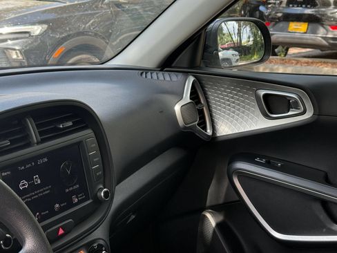 Used 2025 Kia Soul LX w/ LX Technology Package FWD image 32