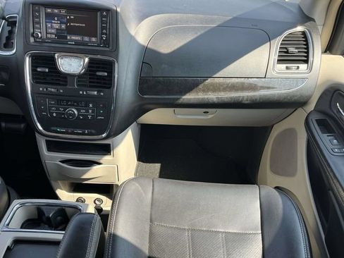 Used 2014 Chrysler Town & Country Touring-L w/ Driver Convenience Group FWD image 18