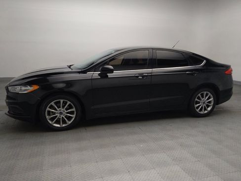 Used 2017 Ford Fusion SE FWD image 2