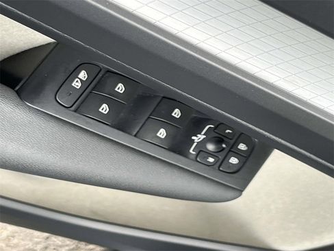 Used 2019 Volvo XC40 T4 Momentum image 20