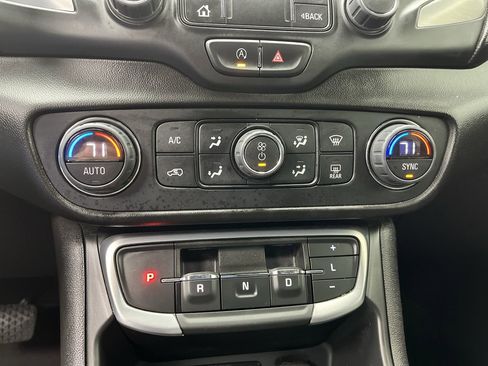 Certified 2024 GMC Terrain SLT image 21