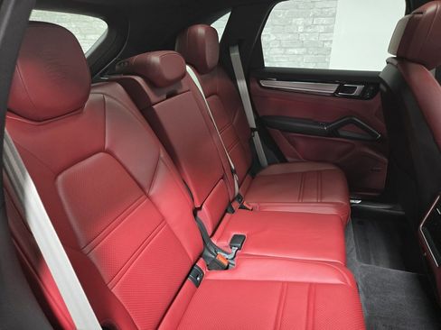 Used 2022 Porsche Cayenne Platinum Edition image 46