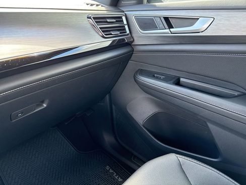 Used 2025 Volkswagen Atlas Cross Sport SE image 28