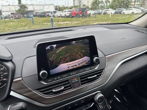 Used 2025 Nissan Altima 2.5 SV FWD image 24