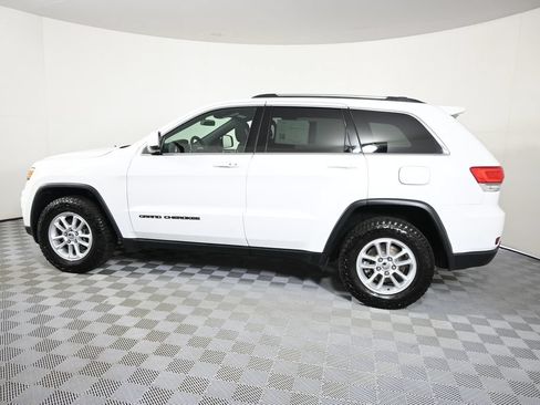 Used 2018 Jeep Grand Cherokee Laredo AWD/4WD image 3